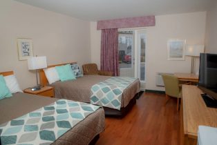 Guestroom with 2 beds